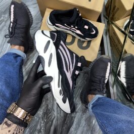 Кроссовки женские Adidas Yeezy 700 V2 Black White (Чёрный)