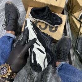 Кроссовки женские Adidas Yeezy 700 V2 Black White (Чёрный)
